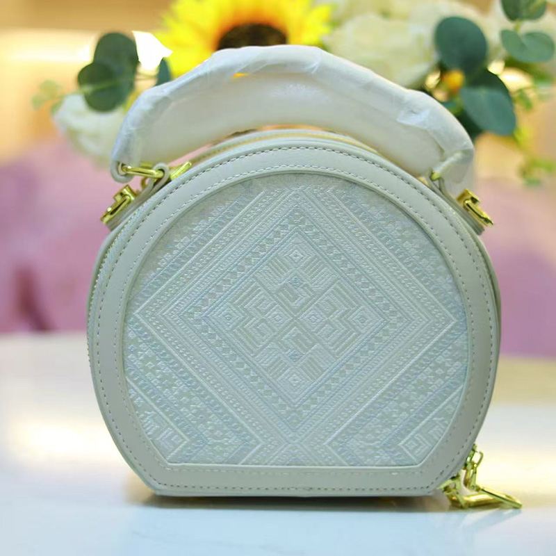 圆饼包
（素白几何纹）